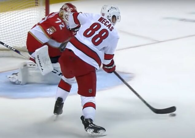 Renaud Lavoie links Martin Necas to the Canadiens