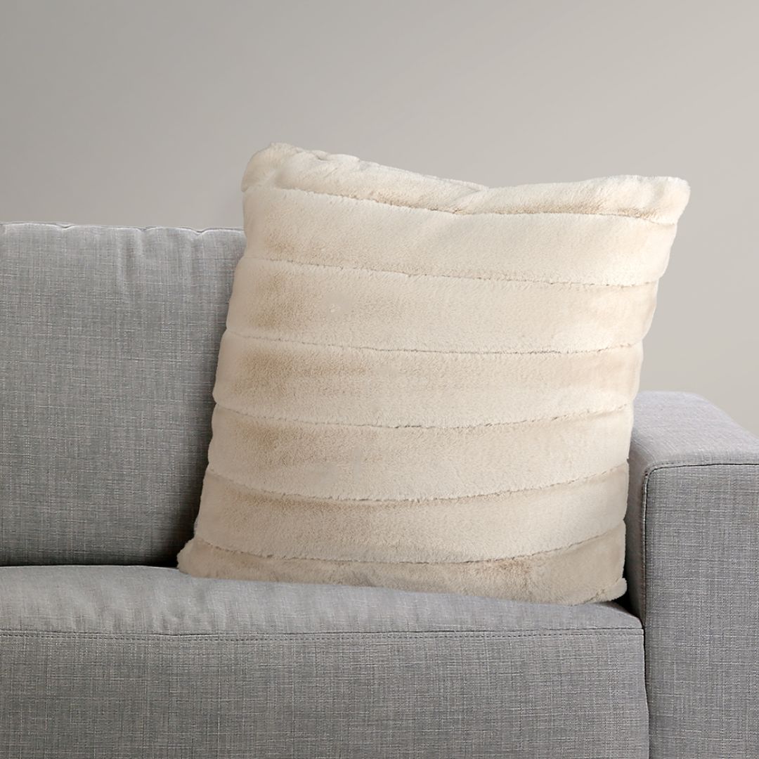Coussin effet fourrure beige